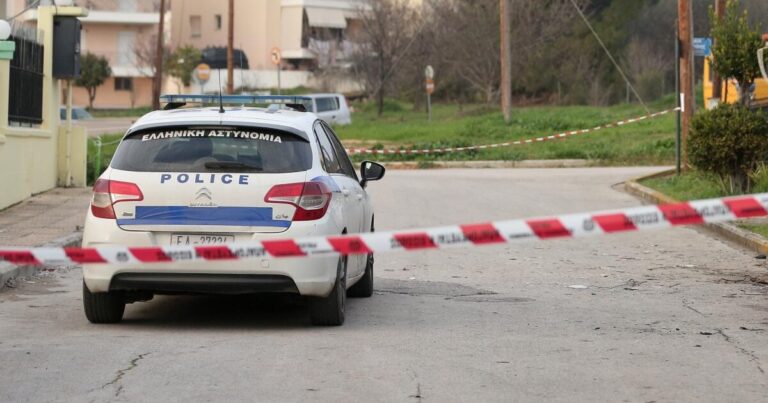 Άνδρας άρπαξε και χτύπησε τη σύζυγό του μπροστά στα παιδιά τους