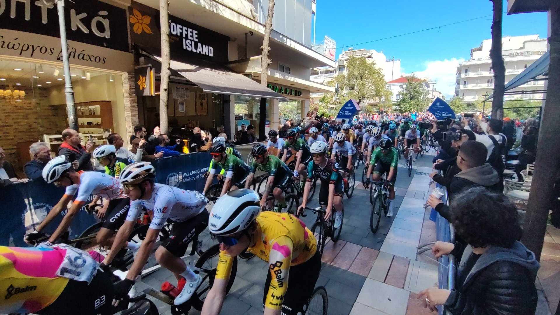 Αγρίνιο: ΔΕΗ Tour of Hellas 2025 – Αυτόγραφα από τους κορυφαίους ποδηλάτες και προεκκίνηση από το κέντρο της πόλης