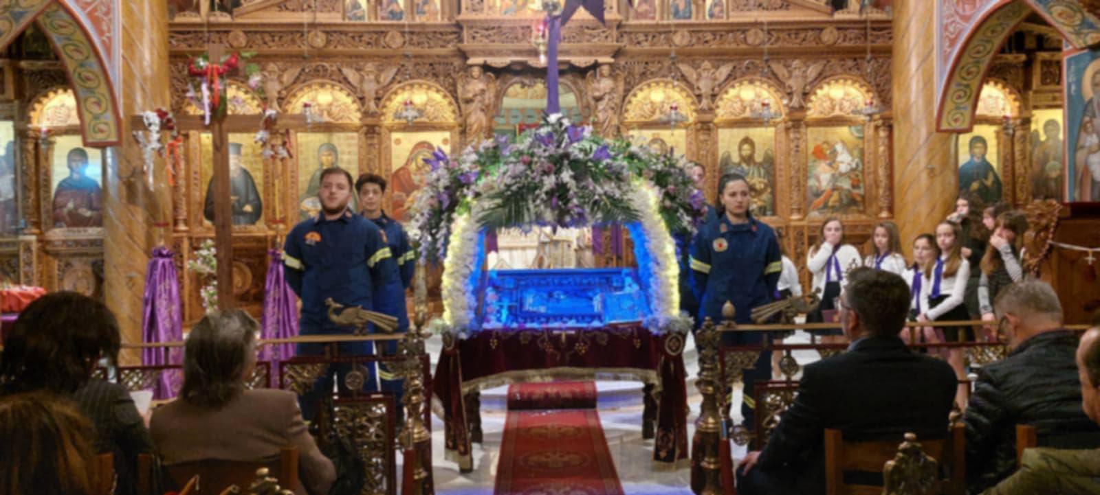 Αγρίνιο: Εθελοντές πυροσβέστες στην περιφορά του Επιταφίου της Αγίας Παρασκευής