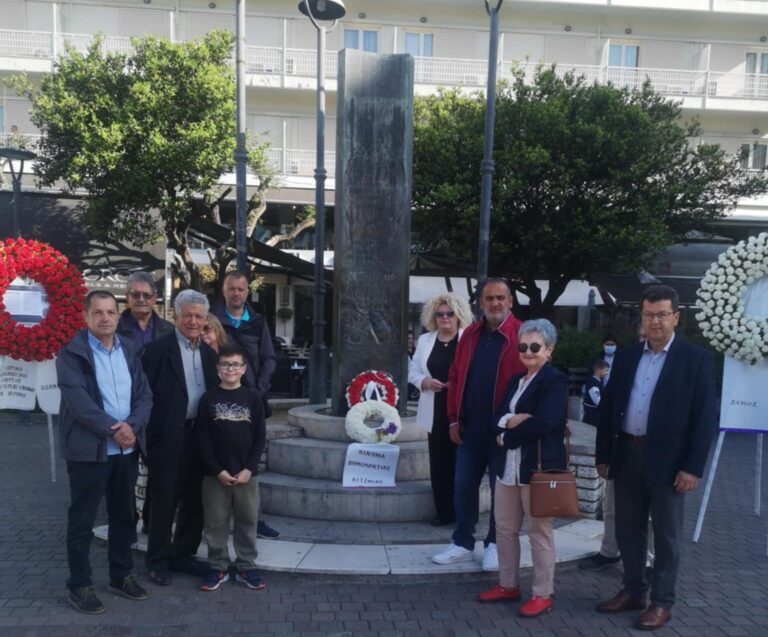 Αγρίνιο: Κατάθεση στεφάνων από το Κίνημα Δημοκρατίας στο μνημείο των απαγχονισθέντων στην Πλατεία Δημοκρατίας