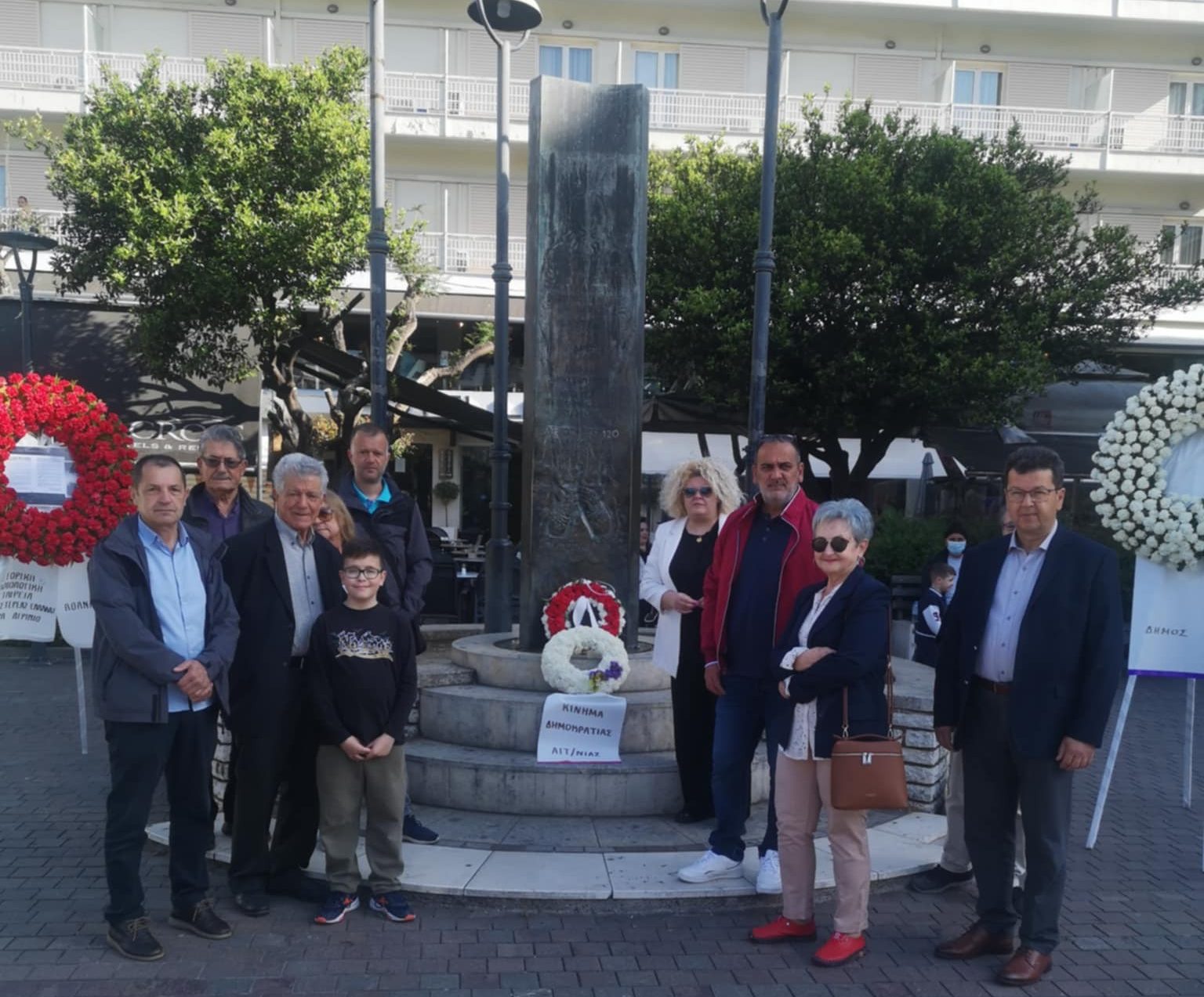 Αγρίνιο: Κατάθεση στεφάνων από το Κίνημα Δημοκρατίας στο μνημείο των απαγχονισθέντων στην Πλατεία Δημοκρατίας