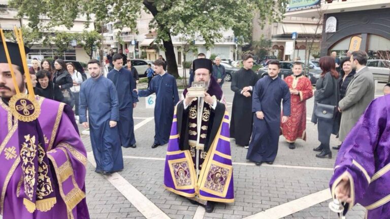 Παρά την αστάθεια του καιρού της Τρίτης 01/04/25 πραγματοποιήθηκε με κατάνυξη στην Αγία Τριάδα στο Αγρίνιο η υποδοχή των ιερών κειμηλίων των «Αχράντων Παθών» του Κυρίου