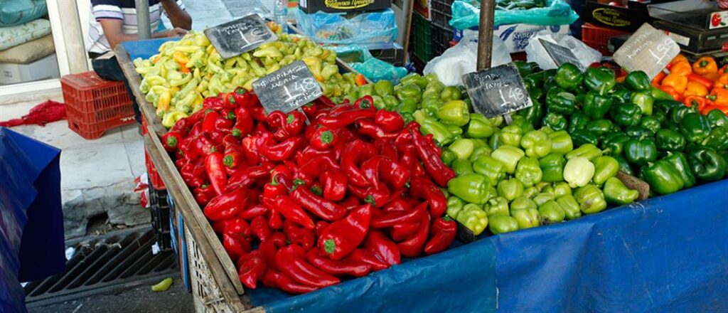 Παραλίγο τραγωδία σε λαϊκή αγορά του Βόλου – Αυτοκίνητο «μπούκαρε» και παρέσυρε γυναίκα