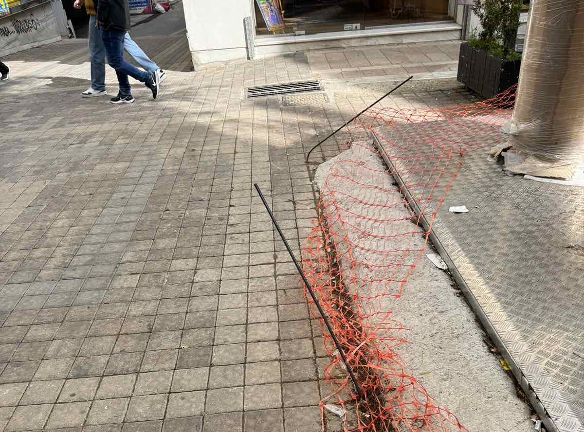 Πολίτης διερχόμενος πεζός στην πλατεία Φλέμινγκ στο Αγρίνιο και συγκεκριμένα από την πλευρά της οδού Γ. Καραπαπά τραυματίστηκε στο πόδι από σιδερόβεργα