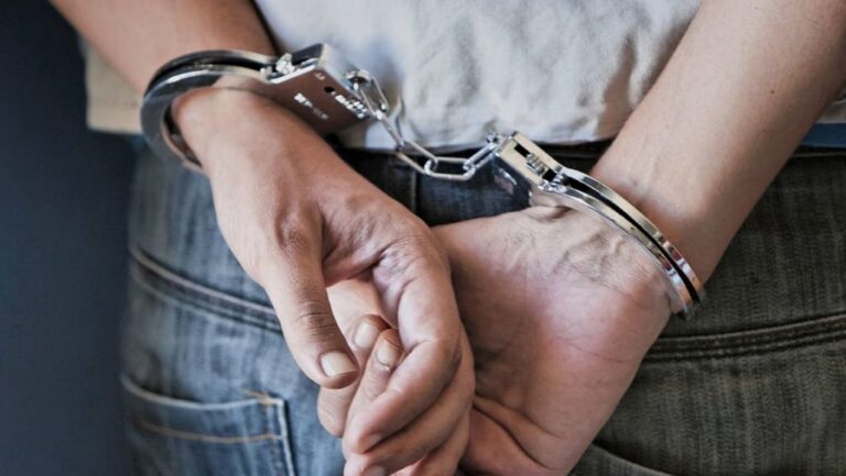 Αγρίνιο: Χειροπέδες σε μοτοσικλετιστή χωρίς δίπλωμα οδήγησης