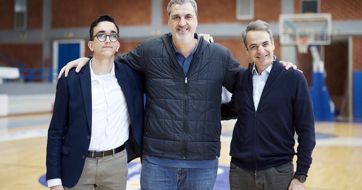 Αθλητή με αναπηρία και τον Νίκο Οικονόμου συνάντησε ο Κυριάκος Μητσοτάκης