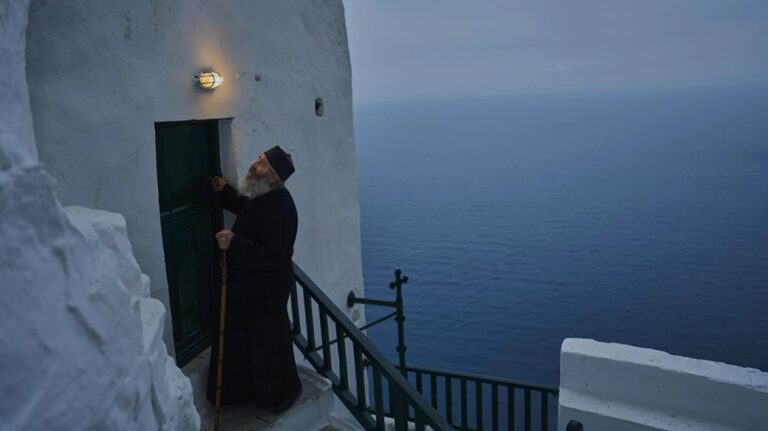 Αμοργός: Το Associated Press συναντά τον παπα-Σπύρο της Χοζοβιώτισσας