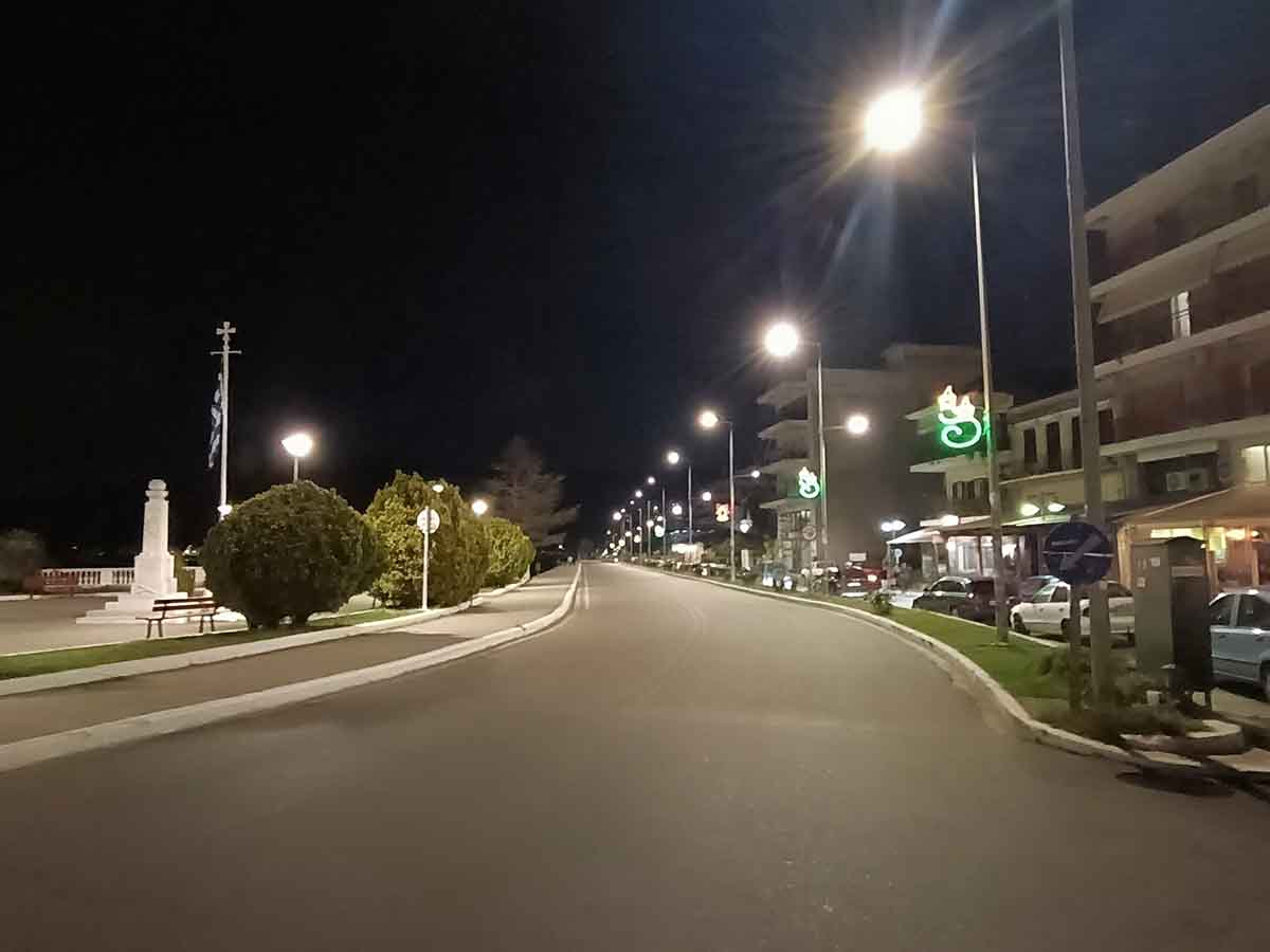 Αμφιλοχία: Εγκαταστάθηκαν τα νέα «έξυπνα» φωτιστικά led στην παραλιακή οδό – Karvasaras