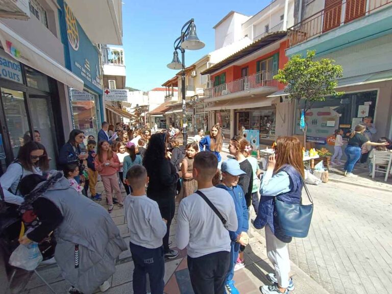 Αμφιλοχία: Πλημμύρισε παιδικά χαμόγελα η αγορά από το εργαστήρι πηλοπλαστικής και το κυνήγι του χαμένου «θησ...αυγού» (φωτο) - Karvasaras