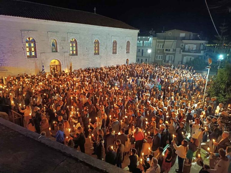 Αμφιλοχία: Χιλιάδες πιστοί έλαβαν το Άγιο Φως στην Ανάσταση (φωτο & video) - Karvasaras