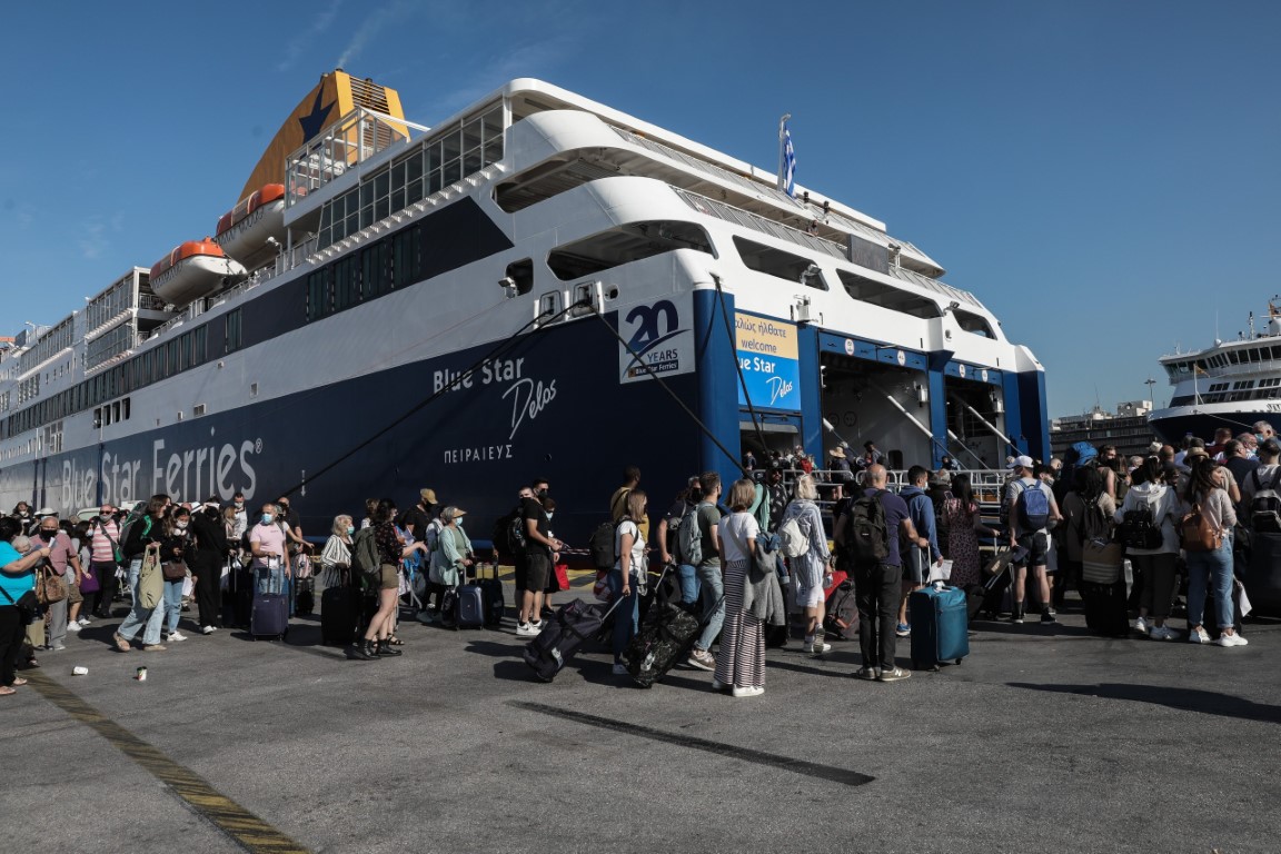 Αναχωρούν οι πρώτοι εκδρομείς του Πάσχα από την Αθήνα, με 70% πληρότητα φεύγουν τα πλοία
