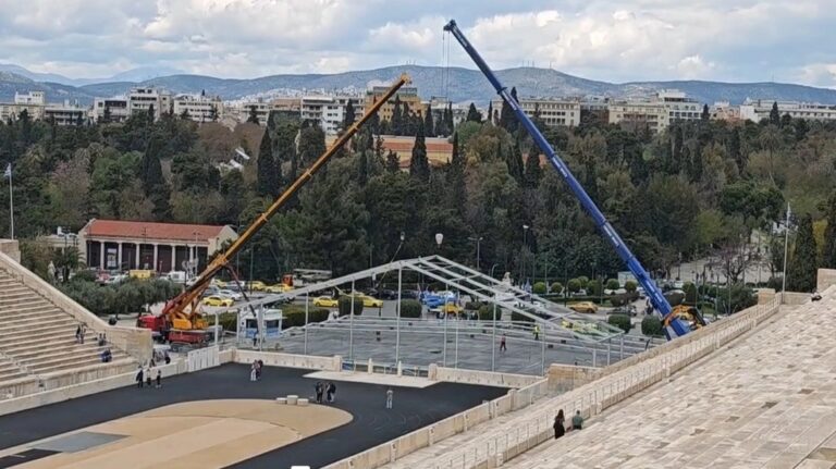 Γερανοί «ξηλώνουν» την τεράστια μεταλλική κατασκευή που είχε στηθεί