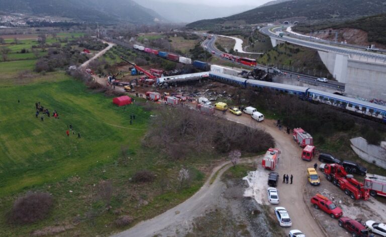 «Για τα σκουπίδια η έκθεσή σας, μπείτε στην τρύπα σας» είπε live ο πατέρας θύματος των Τεμπών στον Δέδε