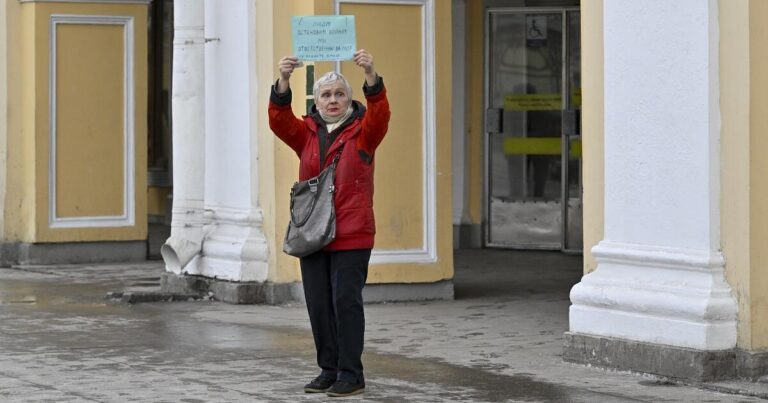 Δίωξη για δυσφήμιση του ρωσικού στρατού σε 83χρονη – Κρατούσε χαρτί με μήνυμα κατά του πολέμου