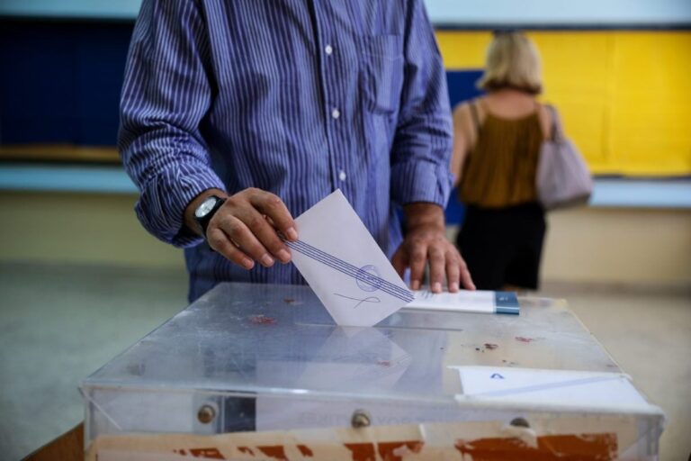 Δημοσκόπηση Interview: Μπροστά με 12,4% η ΝΔ από τη δεύτερη Πλεύση Ελευθερίας