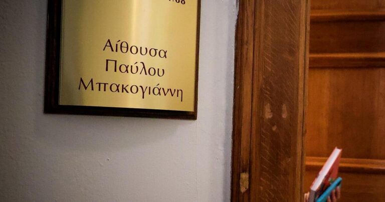 Δύο βουλευτές προσπάθησαν να φωτογραφίσουν τη δικογραφία για τα Τέμπη