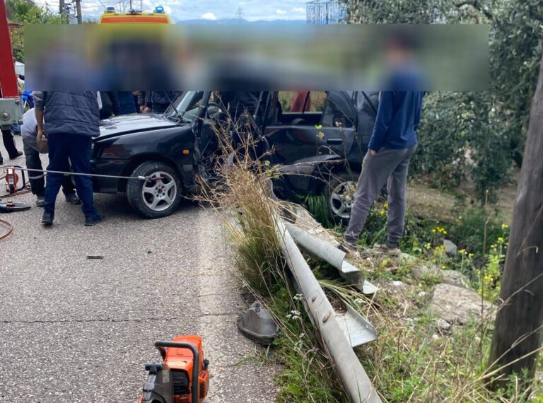 Εκτροπή οχήματος στην Παραβόλα - Δραματικές προσπάθειες απεγκλωβισμού από την Πυροσβεστική (φωτο)