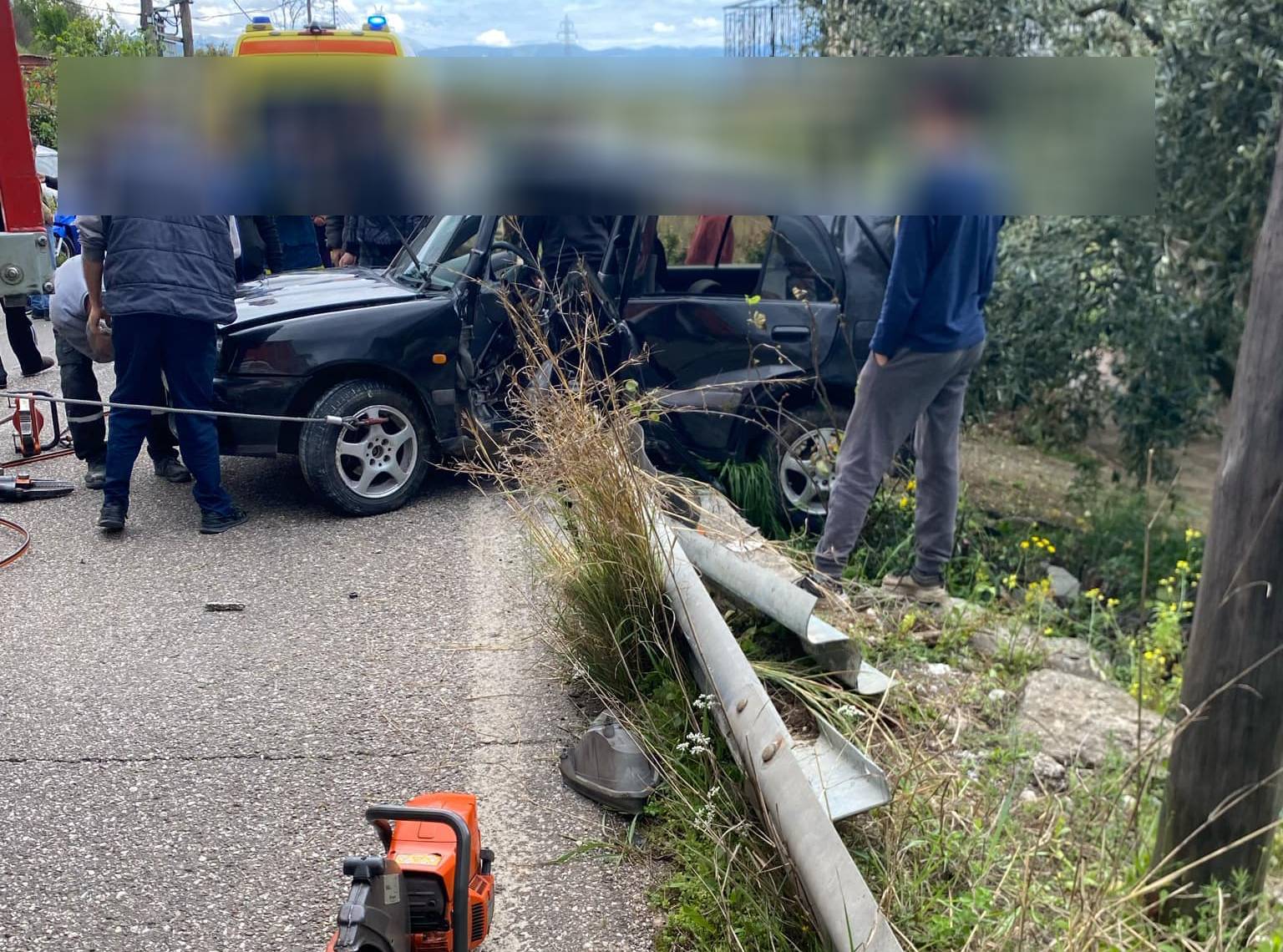 Εκτροπή οχήματος στην Παραβόλα - Δραματικές προσπάθειες απεγκλωβισμού από την Πυροσβεστική (φωτο)