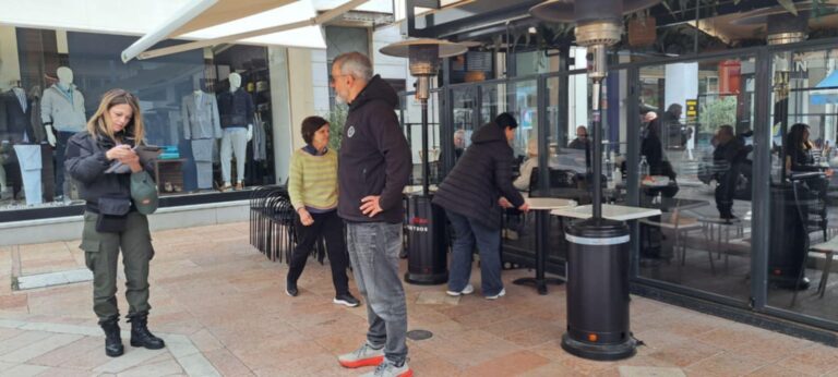 Τραπεζοκαθίσματα από σημεία που δεν έπρεπε να βρίσκονται απομάκρυνε ο Δήμος Αγρινίου έπειτα από επανειλημμένες συστάσεις που δεν εισακούστηκαν.