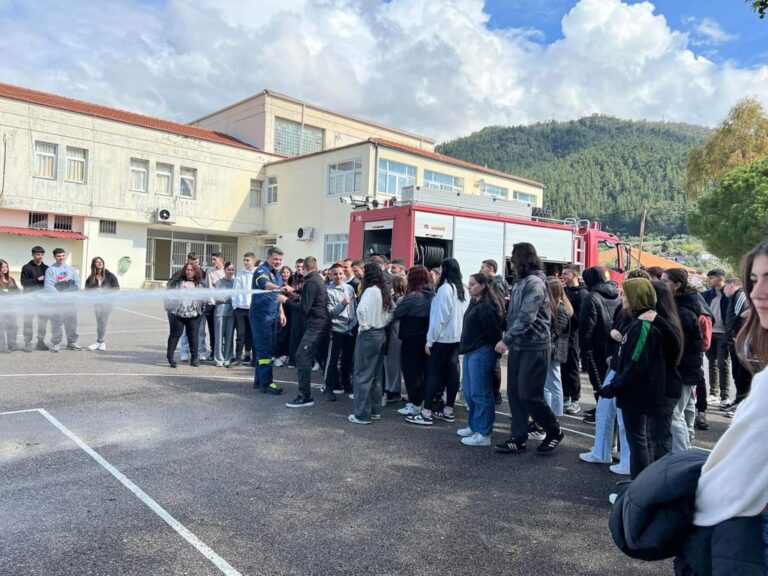 Η Πυροσβεστική Αγρινίου στο Γενικό Λύκειο Παραβόλας – Μαθητές εκπαιδεύτηκαν στην πυρόσβεση και την πρόληψη