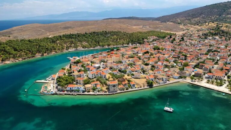 Η άγνωστη βυθισμένη γέφυρα της Ελλάδας και ο κρατήρας με τα νούφαρα