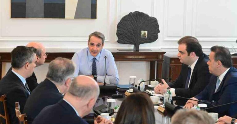 Η διπλή μάχη της κυβέρνησης και τα μηνύματα Μητσοτάκη για τους δασμούς του Τραμπ και τα Τέμπη