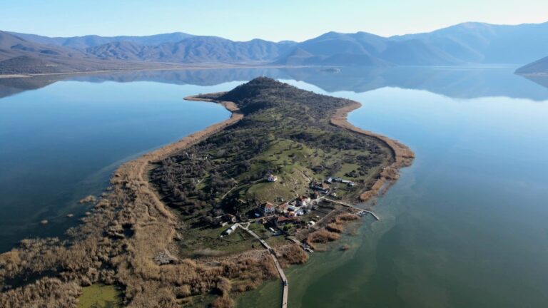 Η μικρή κατοικημένη νησίδα μέσα στην λίμνη (video)