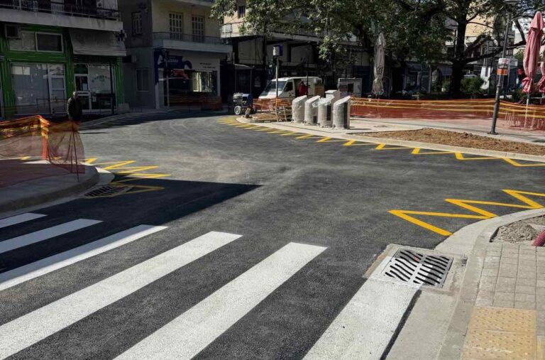 Ολοκληρώθηκαν οι εργασίες στην Πλατεία Χατζοπούλου και αύριο , Μ. Δευτέρα και ώρα 07:00, δίνονται οι κυκλοφορία οι δρόμοι στους οποίους εκτελούνταν μεγάλης κλίμακας παρεμβάσεις.