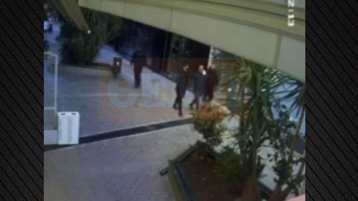 Η στιγμή που ο δράστης τρέχει στον πεζόδρομο για να διαφύγει