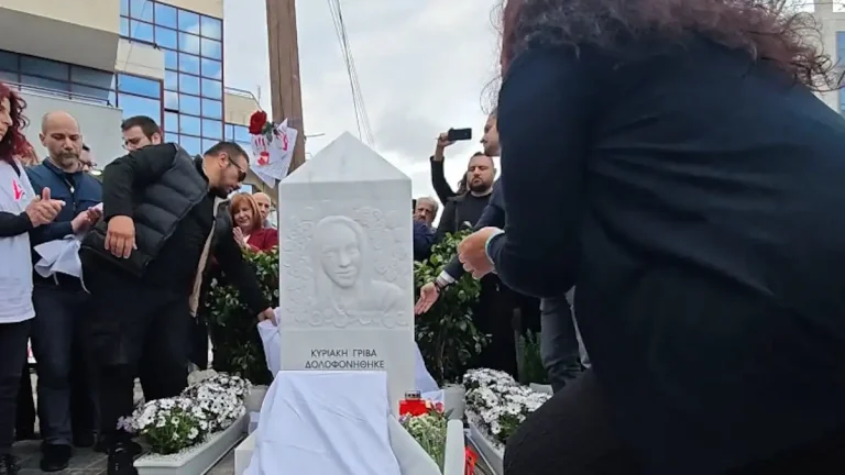 Κυριακή Γρίβα: Σπάραξε η μητέρα της στα αποκαλυπτήρια του μνημείου της, ένα χρόνο μετά τη γυναικοκτονία στους Αγίους Αναργύρους