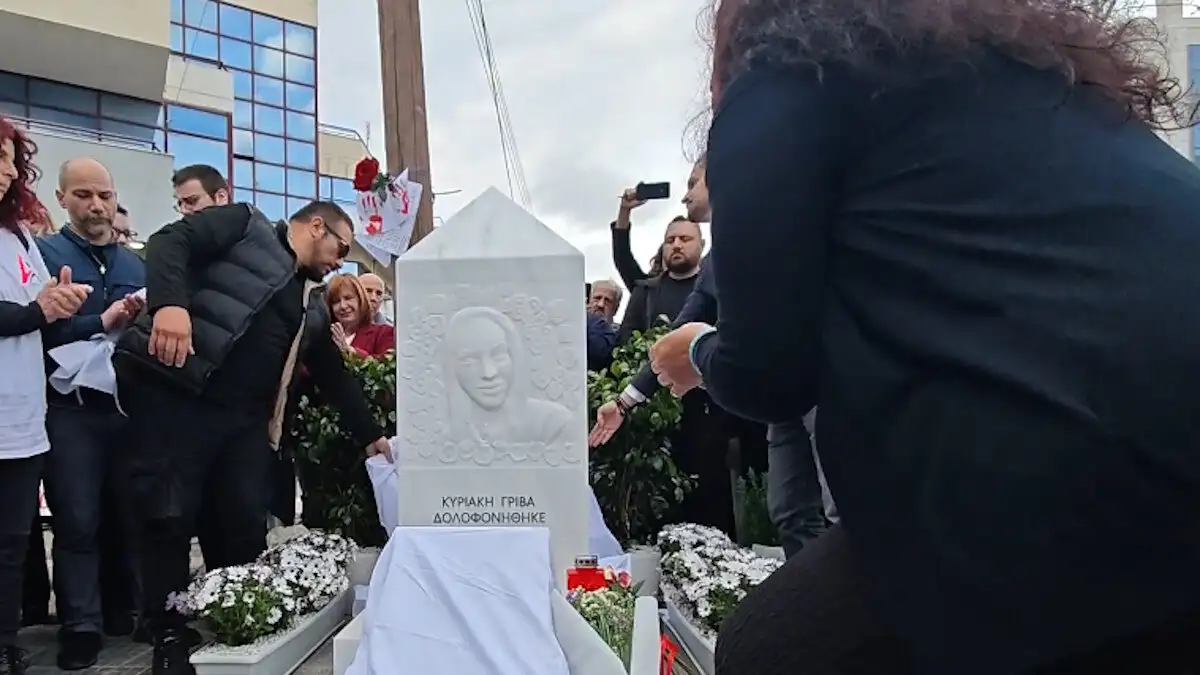 Κυριακή Γρίβα: Σπάραξε η μητέρα της στα αποκαλυπτήρια του μνημείου της, ένα χρόνο μετά τη γυναικοκτονία στους Αγίους Αναργύρους