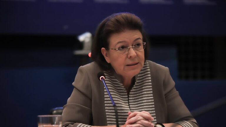 Η Λίνα Μενδώνη αναφέρθηκε στο Αρχαίο Αγρίνιο απαντώντας στον πρόεδρο της Ελληνικής Λύσης σχετικά με την «εγκατάλειψη» του αρχαιολογικού χώρου.