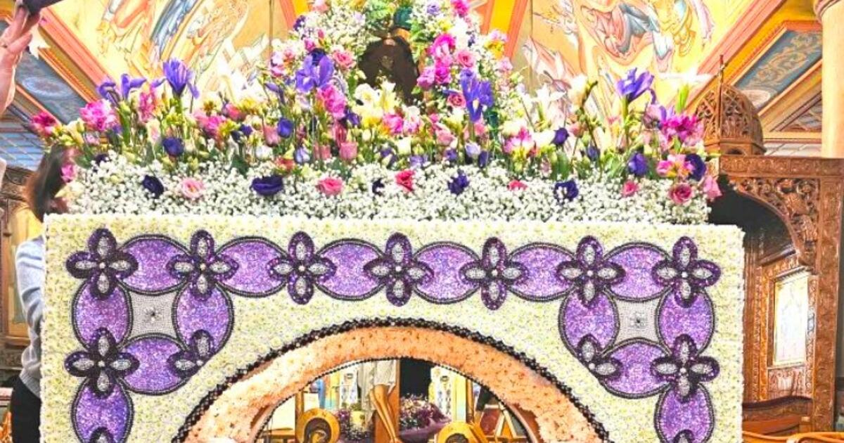 Με πάνω από 200.000 χάντρες και χιλιάδες χρυσάνθεμα