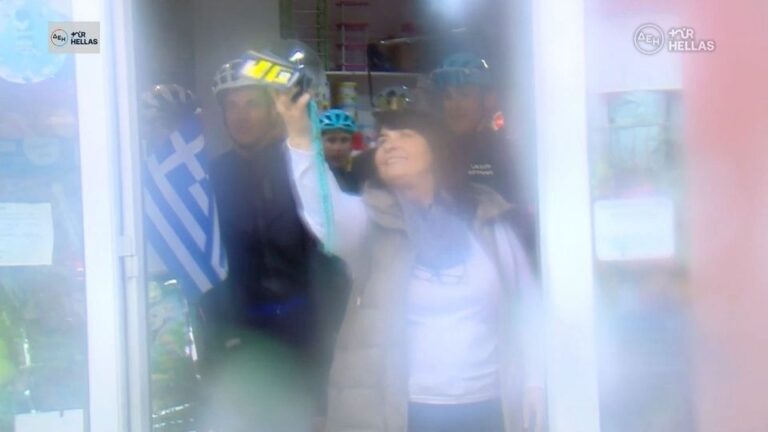 Οι ποδηλάτες βρήκαν... καταφύγιο σε μίνι μάρκετ και έβγαλαν selfies με κατοίκους