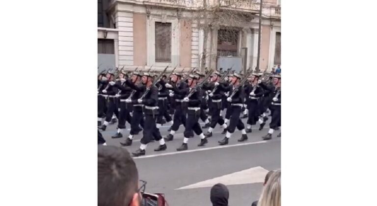 Ολοκληρώθηκε η ΕΔΕ για τα υβριστικά συνθήματα της ΣΜΥΝ στην παρέλαση – Ποινές για όλους, χωρίς αποτάξεις