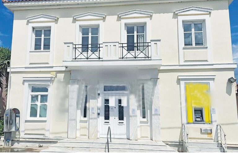 Πώς «έσπασαν» τα μέτρα ασφαλείας και εισέβαλαν πάνοπλοι στην τράπεζα