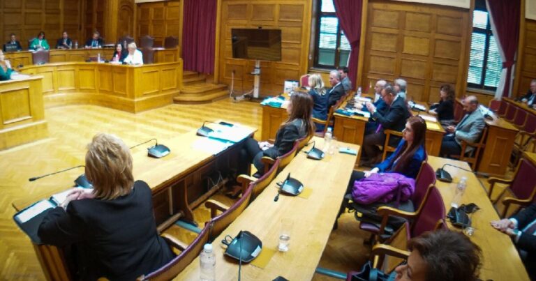 Σήμερα τα πορίσματα κομμάτων και η κόντρα για τη δίωξη