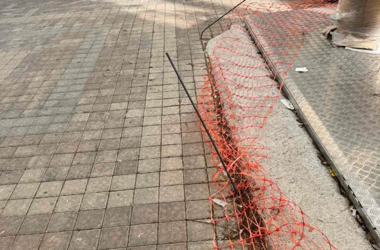 Σιδερόβεργα καρφώθηκε στο πόδι πεζού στην πλατεία Φλέμινγκ