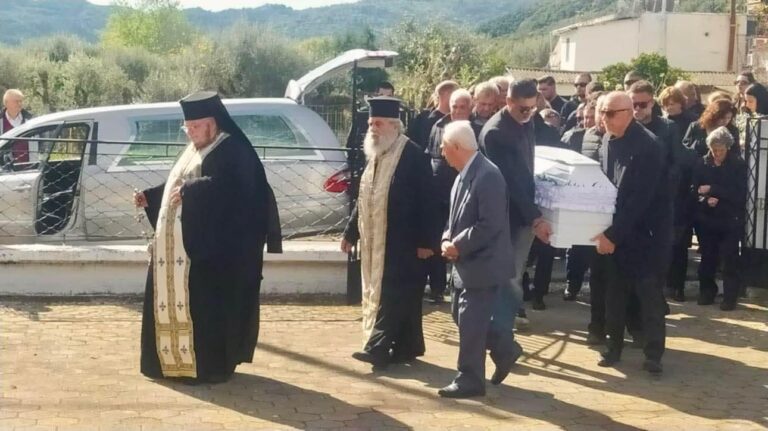 Σπαραγμός στην κηδεία του 20χρονου Άγγελου Αναγνωστόπουλου από την Καψοράχη Μακρυνείας που σκοτώθηκε σε σφοδρό τροχαίο στην Εύβοια.