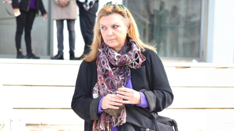 Στέκομαι δίπλα στον Πέτρο, με κακοποιούν μέσα κι έξω από την αίθουσα, δεν είναι βιαστής