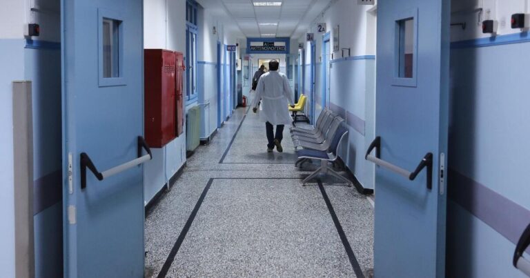 Στο ΚΑΤ ο 15χρονος που τραυματίστηκε από φωτοβολίδα στην Κάλυμνο: Συνελήφθησαν οι γονείς του