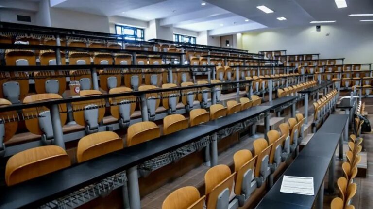 Συγγενής καθηγητή εξασφάλιζε συμβάσεις για να κάνει μαθήματα επί 18 έτη χωρίς να έχει αναγνωρισμένο πτυχίο