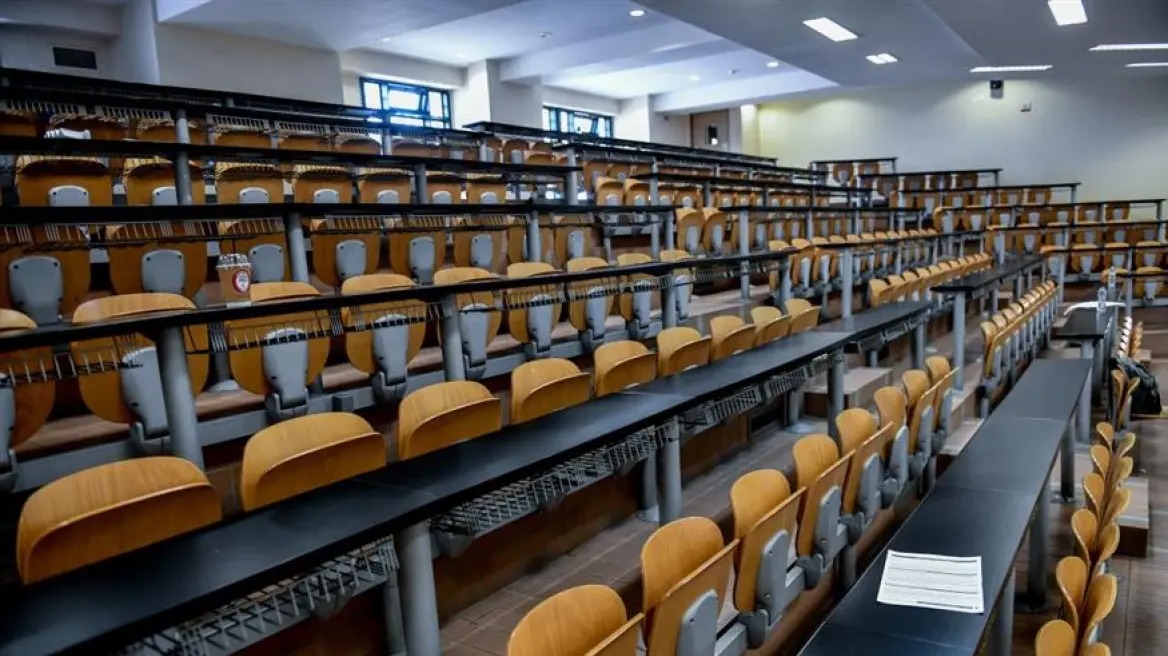 Συγγενής καθηγητή εξασφάλιζε συμβάσεις για να κάνει μαθήματα επί 18 έτη χωρίς να έχει αναγνωρισμένο πτυχίο