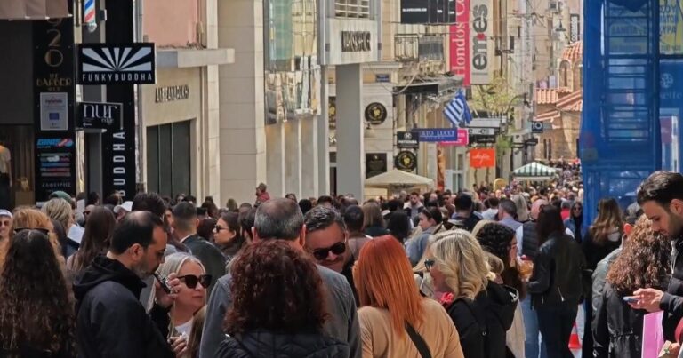 Το αδιαχώρητο στην Ερμού και το κέντρο της Αθήνας: Πλήθος κόσμου στα καταστήματα