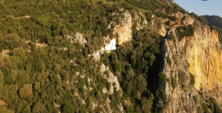 Το εξωκλήσι στη σπηλιά του βράχου στην Αιτωλοακαρνανία