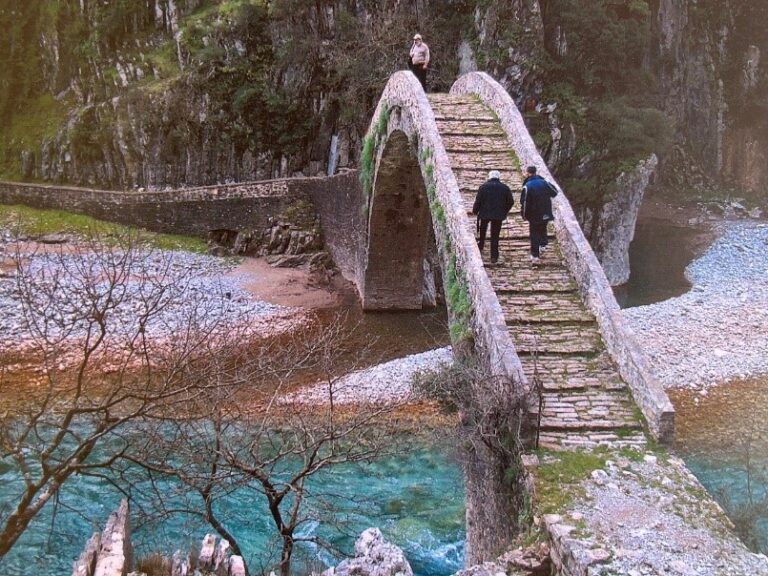 Το ιστορικό Γεφύρι της Αρτοτίβας, από εδώ πέρασαν οι Εξοδίτες
