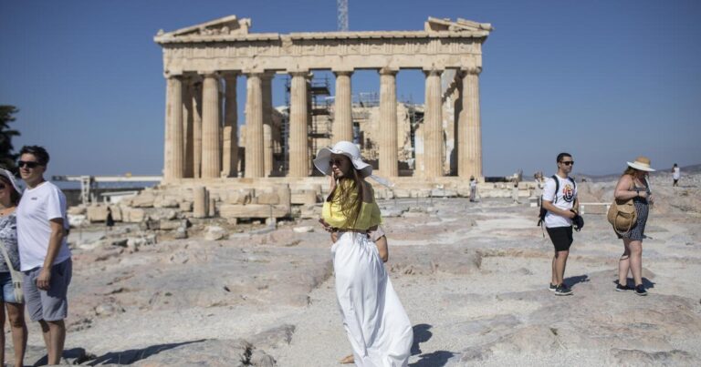 Τουρίστριες απογοητεύονται από την Ακρόπολη και έξαλλοι Έλληνες απαντούν στο TikTok