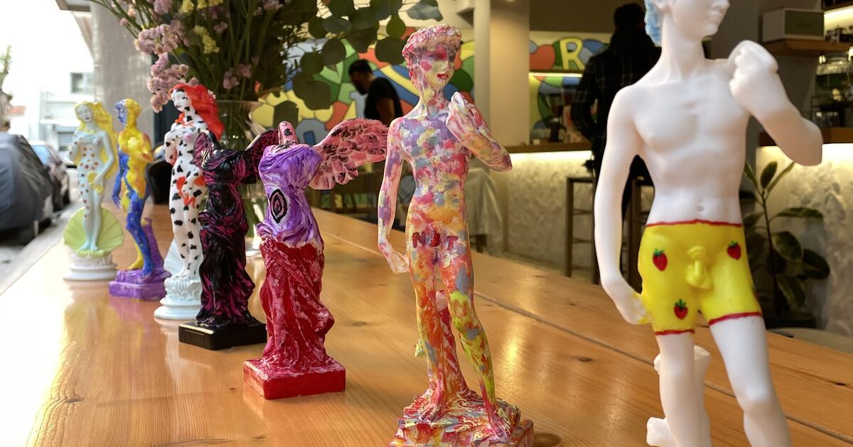 Υπάρχει ένα μέρος στην Αθήνα που μπορείς να ζωγραφίζεις αγάλματα ενώ πίνεις το ποτό σου