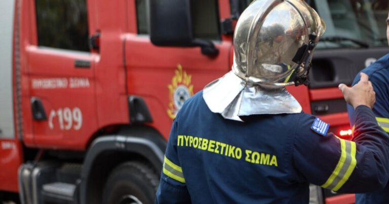 Φωτιά σε σκάφος στο Λιμάνι του Βόλου
