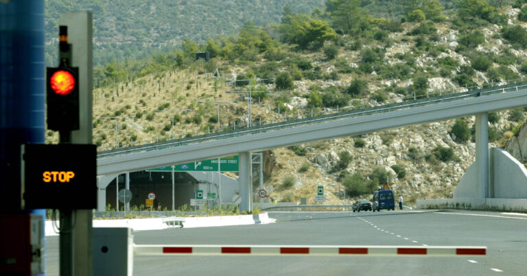 Χειροπέδες σε 55χρονο που έτρεχε με 212 χλμ./ώρα